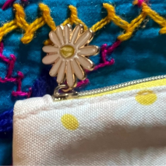 Cheerful yellow Daisy Ipsy cosmetic bag. Apx 5 x 7”. Excellent condition - Picture 2 of 5